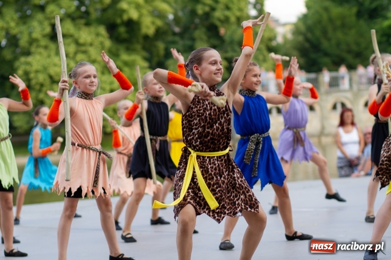 Zdjęcie w galerii na portalu naszraciborz.pl: Magiczna i kolorowa I Raciborska Noc Świętojańska z folklorem wiadomości z regionu