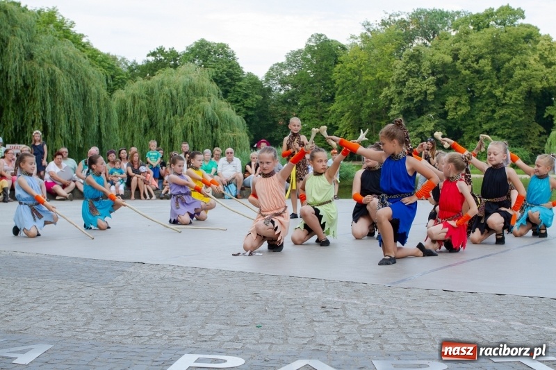 Zdjęcie w galerii na portalu naszraciborz.pl: Magiczna i kolorowa I Raciborska Noc Świętojańska z folklorem wiadomości z regionu