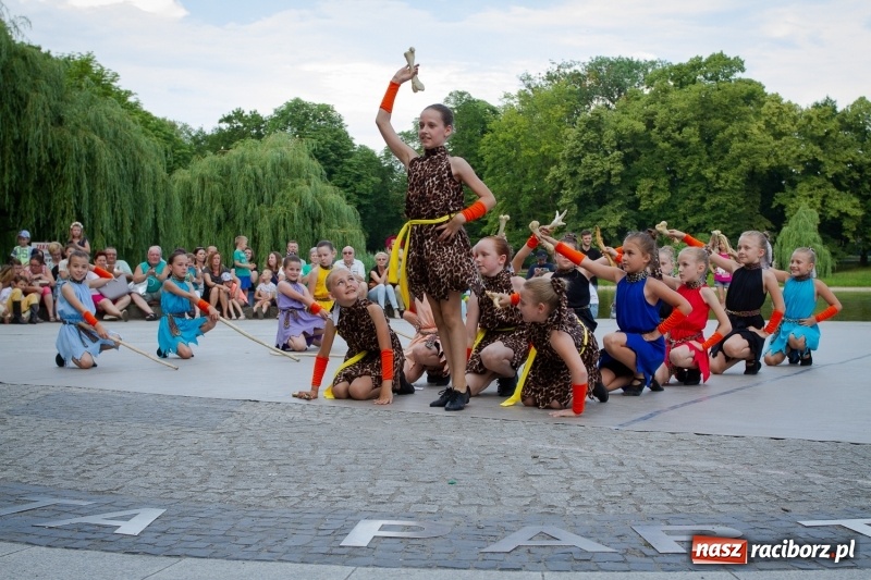 Zdjęcie w galerii na portalu naszraciborz.pl: Magiczna i kolorowa I Raciborska Noc Świętojańska z folklorem wiadomości z regionu