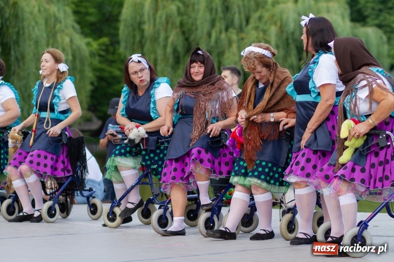 Zdjęcie w galerii na portalu naszraciborz.pl: Magiczna i kolorowa I Raciborska Noc Świętojańska z folklorem wiadomości z regionu