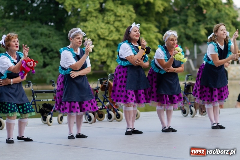 Zdjęcie w galerii na portalu naszraciborz.pl: Magiczna i kolorowa I Raciborska Noc Świętojańska z folklorem wiadomości z regionu