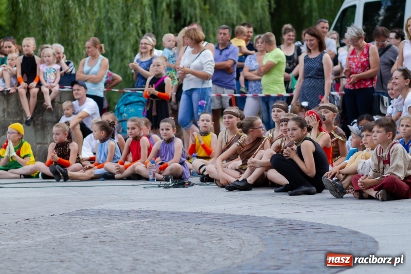 Zdjęcie w galerii na portalu naszraciborz.pl: Magiczna i kolorowa I Raciborska Noc Świętojańska z folklorem wiadomości z regionu