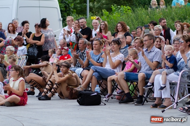 Zdjęcie w galerii na portalu naszraciborz.pl: Magiczna i kolorowa I Raciborska Noc Świętojańska z folklorem wiadomości z regionu