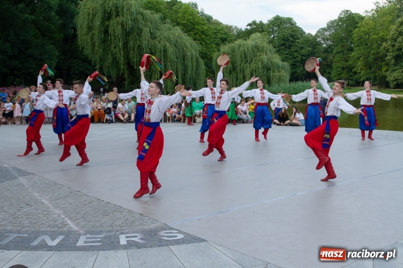 Zdjęcie w galerii na portalu naszraciborz.pl: Magiczna i kolorowa I Raciborska Noc Świętojańska z folklorem wiadomości z regionu