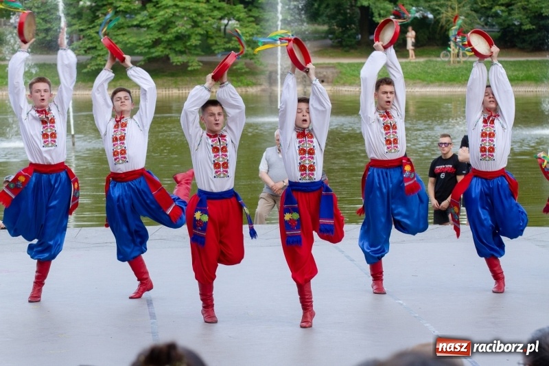 Zdjęcie w galerii na portalu naszraciborz.pl: Magiczna i kolorowa I Raciborska Noc Świętojańska z folklorem wiadomości z regionu