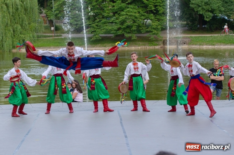 Zdjęcie w galerii na portalu naszraciborz.pl: Magiczna i kolorowa I Raciborska Noc Świętojańska z folklorem wiadomości z regionu