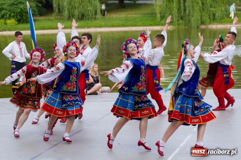 Zdjęcie w galerii na portalu naszraciborz.pl: Magiczna i kolorowa I Raciborska Noc Świętojańska z folklorem wiadomości z regionu