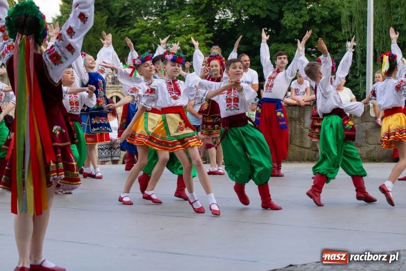 Zdjęcie w galerii na portalu naszraciborz.pl: Magiczna i kolorowa I Raciborska Noc Świętojańska z folklorem wiadomości z regionu