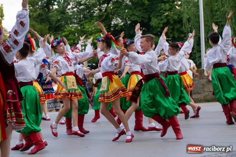 Zdjęcie w galerii na portalu naszraciborz.pl: Magiczna i kolorowa I Raciborska Noc Świętojańska z folklorem wiadomości z regionu