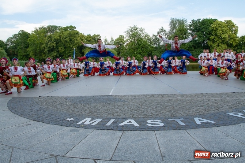 Zdjęcie w galerii na portalu naszraciborz.pl: Magiczna i kolorowa I Raciborska Noc Świętojańska z folklorem wiadomości z regionu
