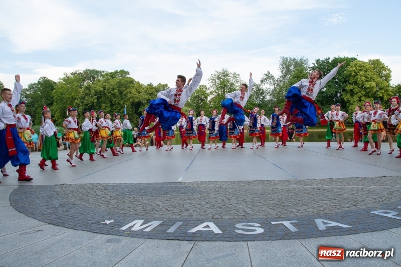 Zdjęcie w galerii na portalu naszraciborz.pl: Magiczna i kolorowa I Raciborska Noc Świętojańska z folklorem wiadomości z regionu