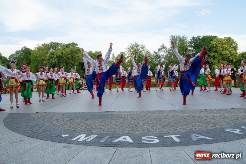 Zdjęcie w galerii na portalu naszraciborz.pl: Magiczna i kolorowa I Raciborska Noc Świętojańska z folklorem wiadomości z regionu