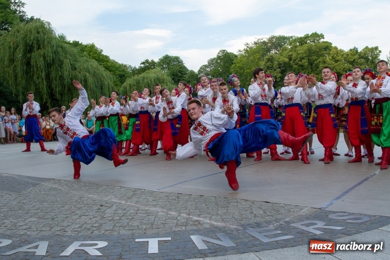 Zdjęcie w galerii na portalu naszraciborz.pl: Magiczna i kolorowa I Raciborska Noc Świętojańska z folklorem wiadomości z regionu