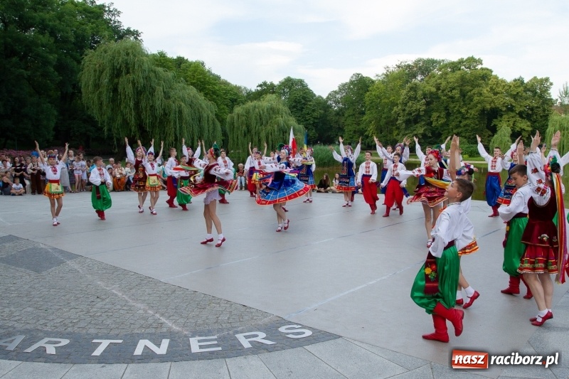 Zdjęcie w galerii na portalu naszraciborz.pl: Magiczna i kolorowa I Raciborska Noc Świętojańska z folklorem wiadomości z regionu