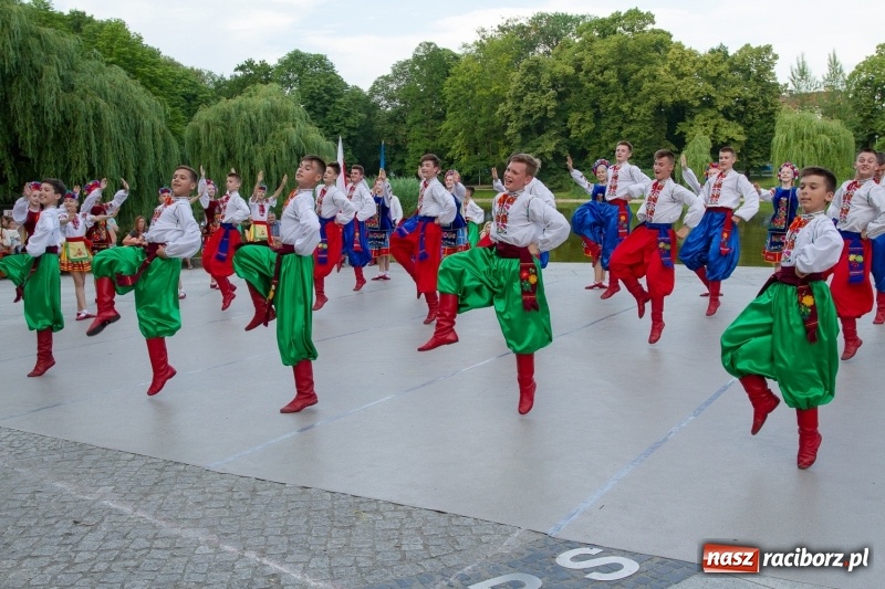 Zdjęcie w galerii na portalu naszraciborz.pl: Magiczna i kolorowa I Raciborska Noc Świętojańska z folklorem wiadomości z regionu