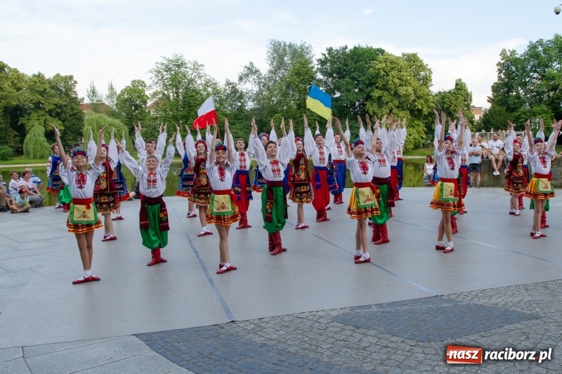 Zdjęcie w galerii na portalu naszraciborz.pl: Magiczna i kolorowa I Raciborska Noc Świętojańska z folklorem wiadomości z regionu