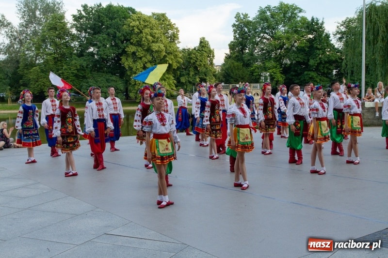 Zdjęcie w galerii na portalu naszraciborz.pl: Magiczna i kolorowa I Raciborska Noc Świętojańska z folklorem wiadomości z regionu