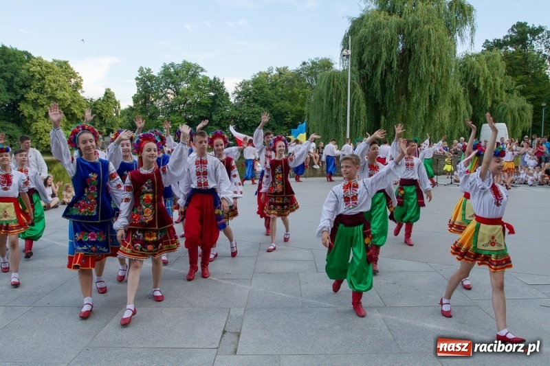 Zdjęcie w galerii na portalu naszraciborz.pl: Magiczna i kolorowa I Raciborska Noc Świętojańska z folklorem wiadomości z regionu