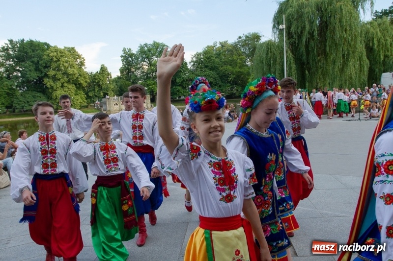 Zdjęcie w galerii na portalu naszraciborz.pl: Magiczna i kolorowa I Raciborska Noc Świętojańska z folklorem wiadomości z regionu