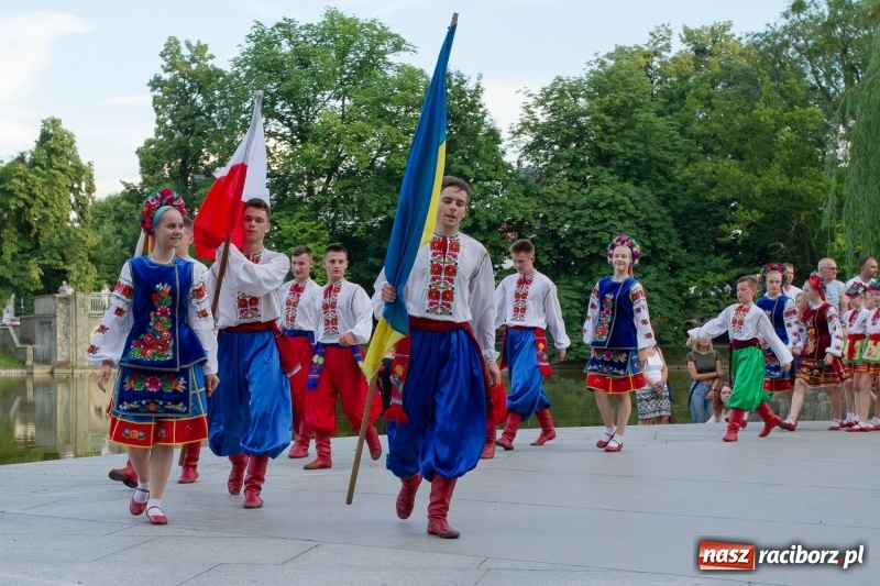 Zdjęcie w galerii na portalu naszraciborz.pl: Magiczna i kolorowa I Raciborska Noc Świętojańska z folklorem wiadomości z regionu