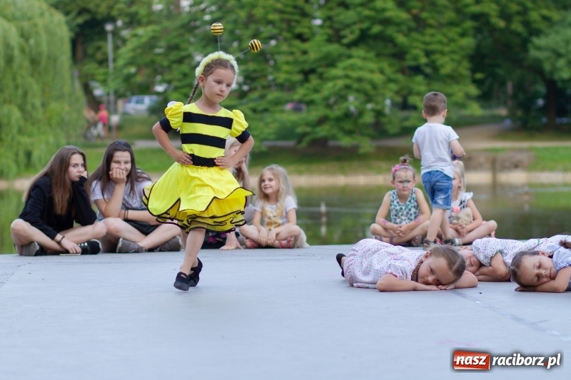 Zdjęcie w galerii na portalu naszraciborz.pl: Magiczna i kolorowa I Raciborska Noc Świętojańska z folklorem wiadomości z regionu