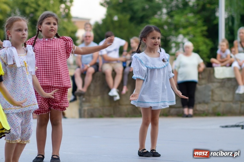 Zdjęcie w galerii na portalu naszraciborz.pl: Magiczna i kolorowa I Raciborska Noc Świętojańska z folklorem wiadomości z regionu
