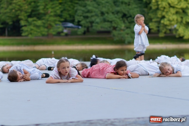 Zdjęcie w galerii na portalu naszraciborz.pl: Magiczna i kolorowa I Raciborska Noc Świętojańska z folklorem wiadomości z regionu
