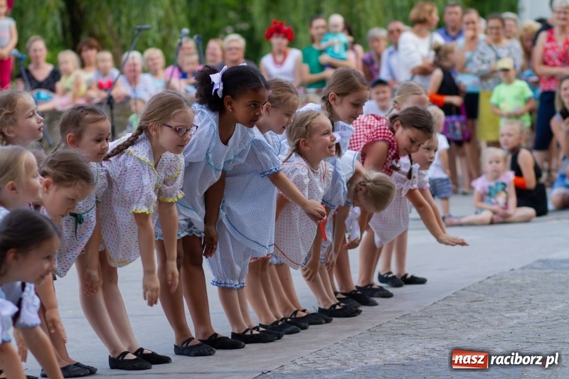 Zdjęcie w galerii na portalu naszraciborz.pl: Magiczna i kolorowa I Raciborska Noc Świętojańska z folklorem wiadomości z regionu