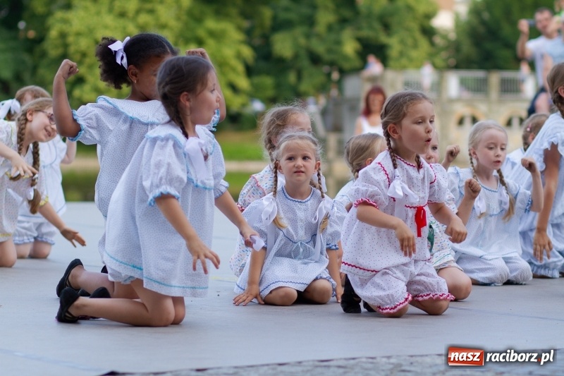Zdjęcie w galerii na portalu naszraciborz.pl: Magiczna i kolorowa I Raciborska Noc Świętojańska z folklorem wiadomości z regionu