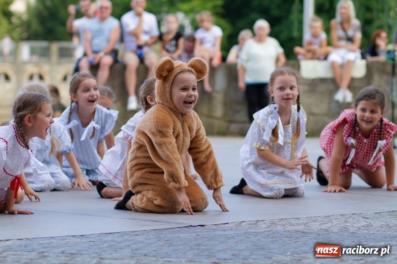 Zdjęcie w galerii na portalu naszraciborz.pl: Magiczna i kolorowa I Raciborska Noc Świętojańska z folklorem wiadomości z regionu