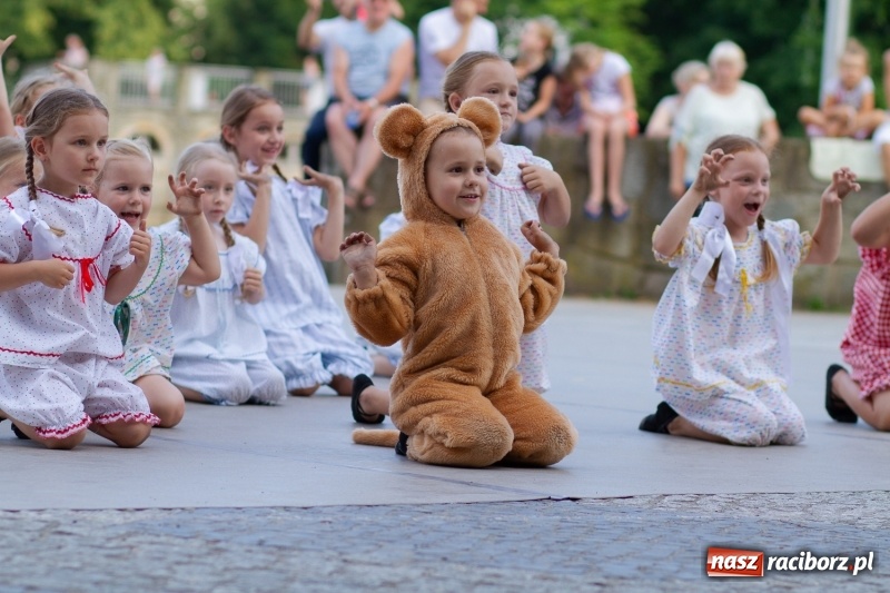 Zdjęcie w galerii na portalu naszraciborz.pl: Magiczna i kolorowa I Raciborska Noc Świętojańska z folklorem wiadomości z regionu