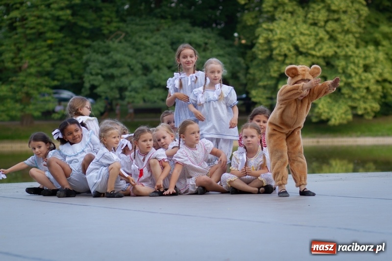 Zdjęcie w galerii na portalu naszraciborz.pl: Magiczna i kolorowa I Raciborska Noc Świętojańska z folklorem wiadomości z regionu