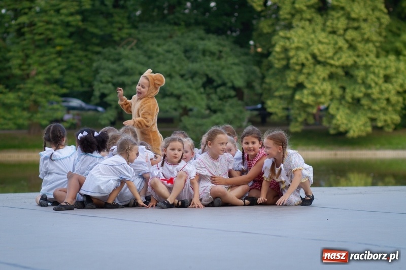 Zdjęcie w galerii na portalu naszraciborz.pl: Magiczna i kolorowa I Raciborska Noc Świętojańska z folklorem wiadomości z regionu