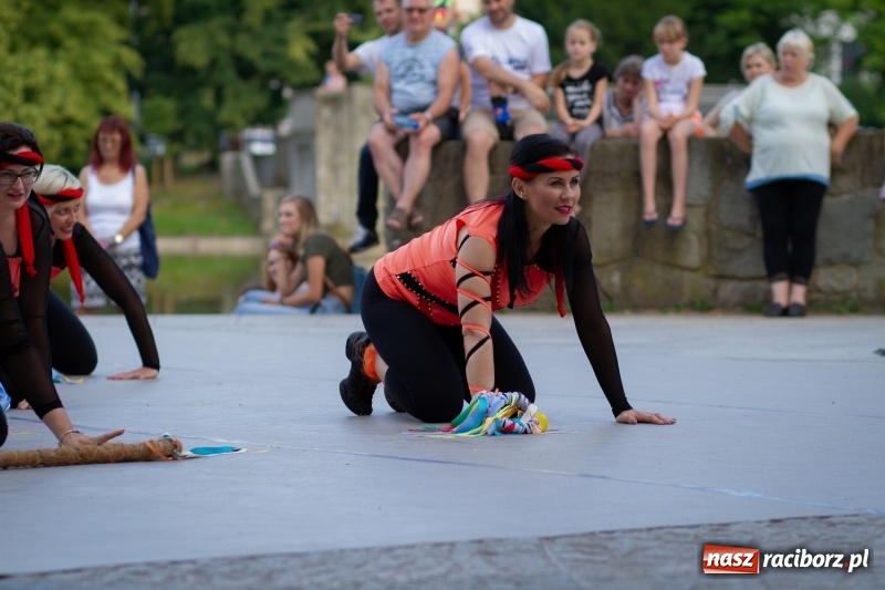 Zdjęcie w galerii na portalu naszraciborz.pl: Magiczna i kolorowa I Raciborska Noc Świętojańska z folklorem wiadomości z regionu
