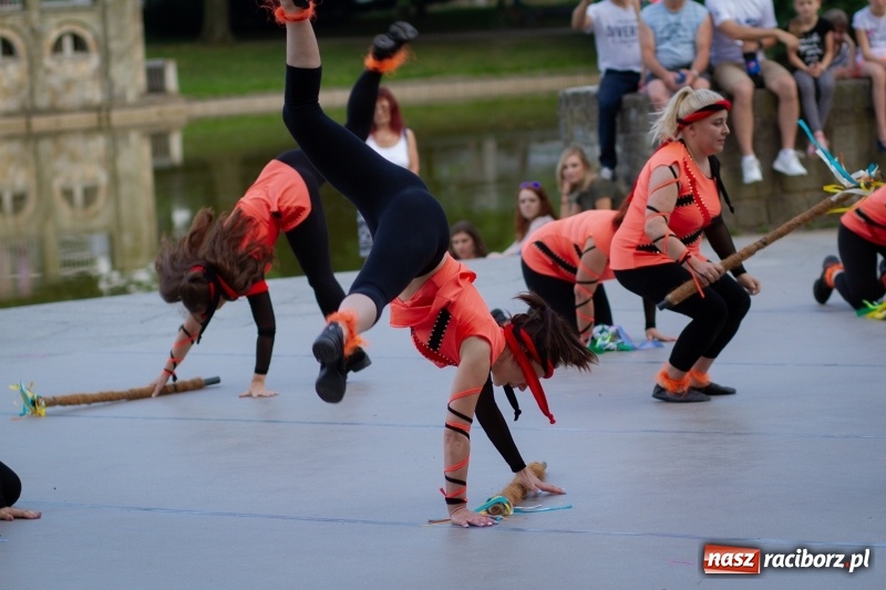 Zdjęcie w galerii na portalu naszraciborz.pl: Magiczna i kolorowa I Raciborska Noc Świętojańska z folklorem wiadomości z regionu