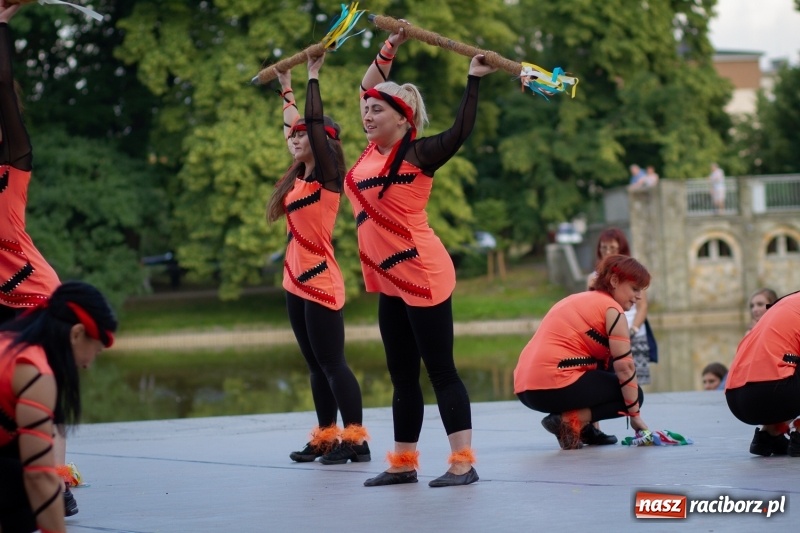 Zdjęcie w galerii na portalu naszraciborz.pl: Magiczna i kolorowa I Raciborska Noc Świętojańska z folklorem wiadomości z regionu