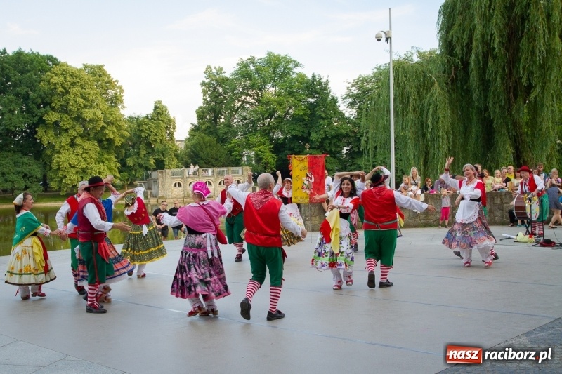 Zdjęcie w galerii na portalu naszraciborz.pl: Magiczna i kolorowa I Raciborska Noc Świętojańska z folklorem wiadomości z regionu