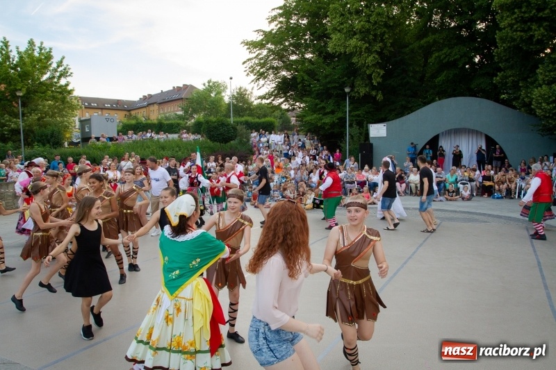 Zdjęcie w galerii na portalu naszraciborz.pl: Magiczna i kolorowa I Raciborska Noc Świętojańska z folklorem wiadomości z regionu