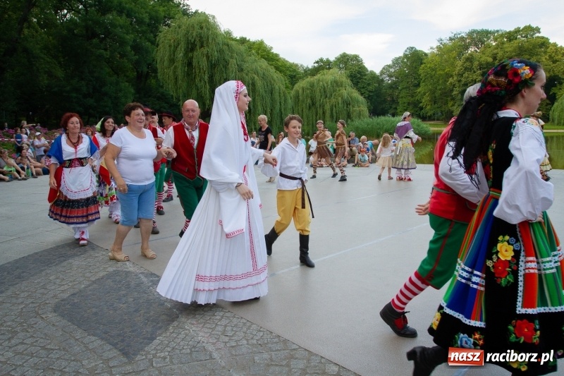 Zdjęcie w galerii na portalu naszraciborz.pl: Magiczna i kolorowa I Raciborska Noc Świętojańska z folklorem wiadomości z regionu