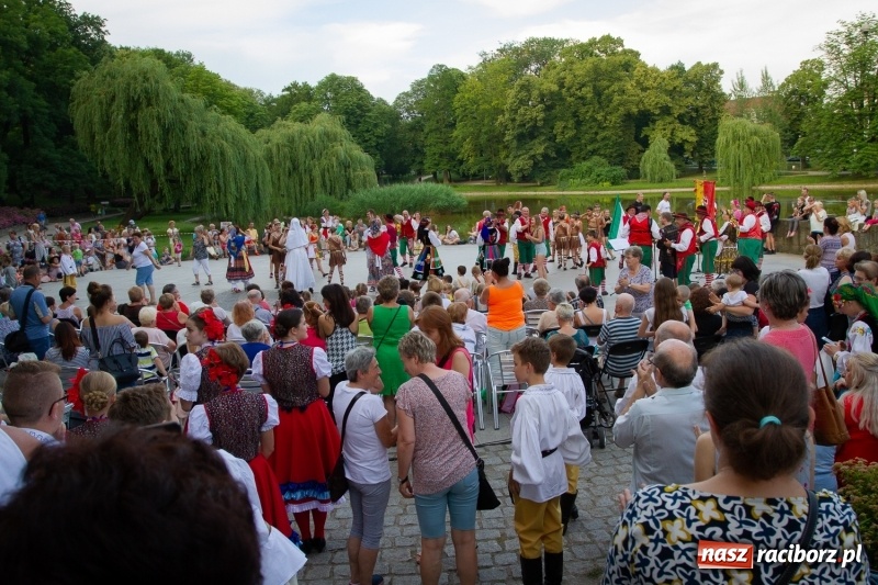 Zdjęcie w galerii na portalu naszraciborz.pl: Magiczna i kolorowa I Raciborska Noc Świętojańska z folklorem wiadomości z regionu