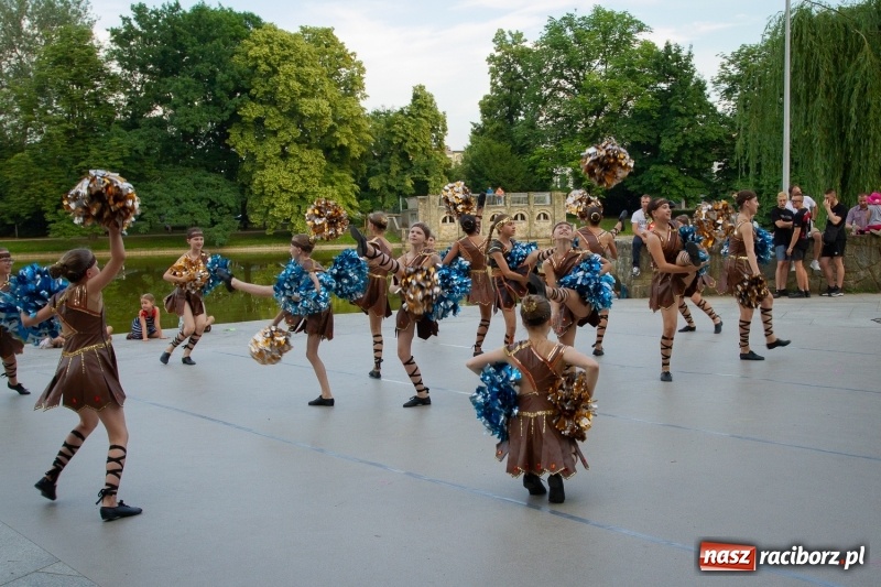Zdjęcie w galerii na portalu naszraciborz.pl: Magiczna i kolorowa I Raciborska Noc Świętojańska z folklorem wiadomości z regionu