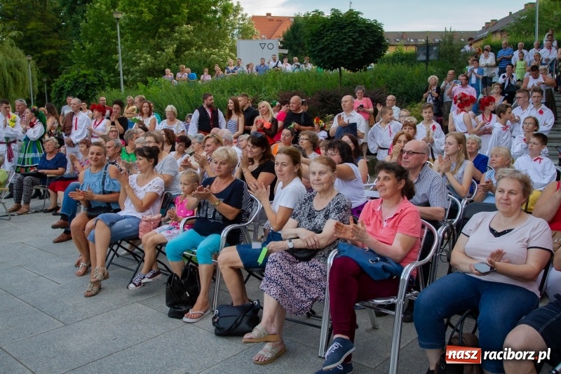 Zdjęcie w galerii na portalu naszraciborz.pl: Magiczna i kolorowa I Raciborska Noc Świętojańska z folklorem wiadomości z regionu