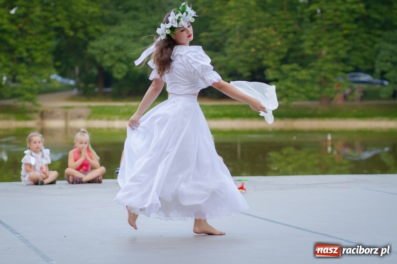 Zdjęcie w galerii na portalu naszraciborz.pl: Magiczna i kolorowa I Raciborska Noc Świętojańska z folklorem wiadomości z regionu