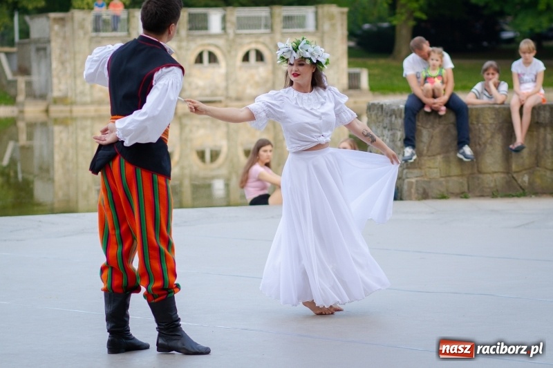 Zdjęcie w galerii na portalu naszraciborz.pl: Magiczna i kolorowa I Raciborska Noc Świętojańska z folklorem wiadomości z regionu