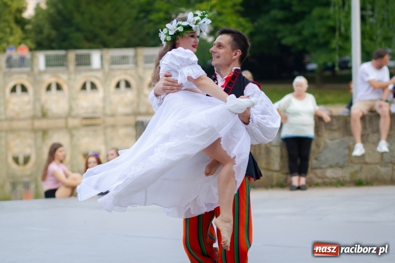 Zdjęcie w galerii na portalu naszraciborz.pl: Magiczna i kolorowa I Raciborska Noc Świętojańska z folklorem wiadomości z regionu
