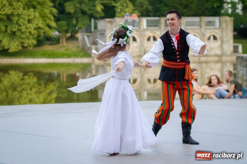 Zdjęcie w galerii na portalu naszraciborz.pl: Magiczna i kolorowa I Raciborska Noc Świętojańska z folklorem wiadomości z regionu