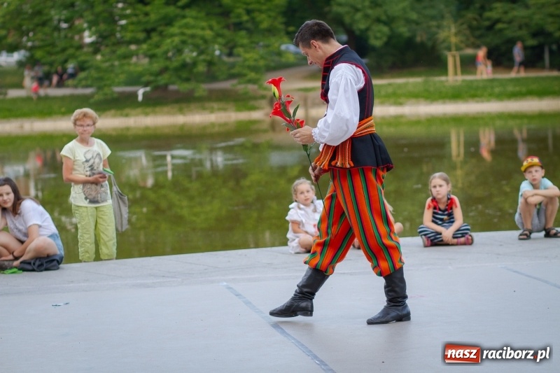 Zdjęcie w galerii na portalu naszraciborz.pl: Magiczna i kolorowa I Raciborska Noc Świętojańska z folklorem wiadomości z regionu