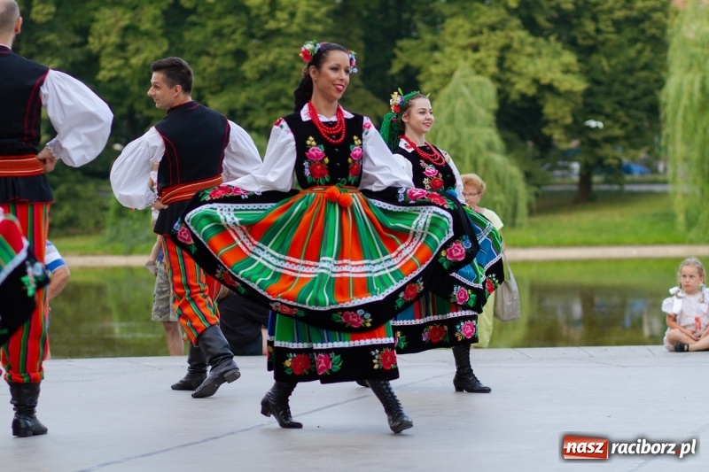 Zdjęcie w galerii na portalu naszraciborz.pl: Magiczna i kolorowa I Raciborska Noc Świętojańska z folklorem wiadomości z regionu