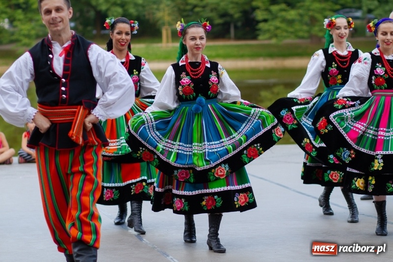 Zdjęcie w galerii na portalu naszraciborz.pl: Magiczna i kolorowa I Raciborska Noc Świętojańska z folklorem wiadomości z regionu