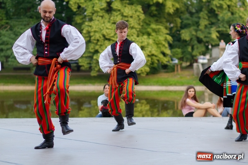 Zdjęcie w galerii na portalu naszraciborz.pl: Magiczna i kolorowa I Raciborska Noc Świętojańska z folklorem wiadomości z regionu